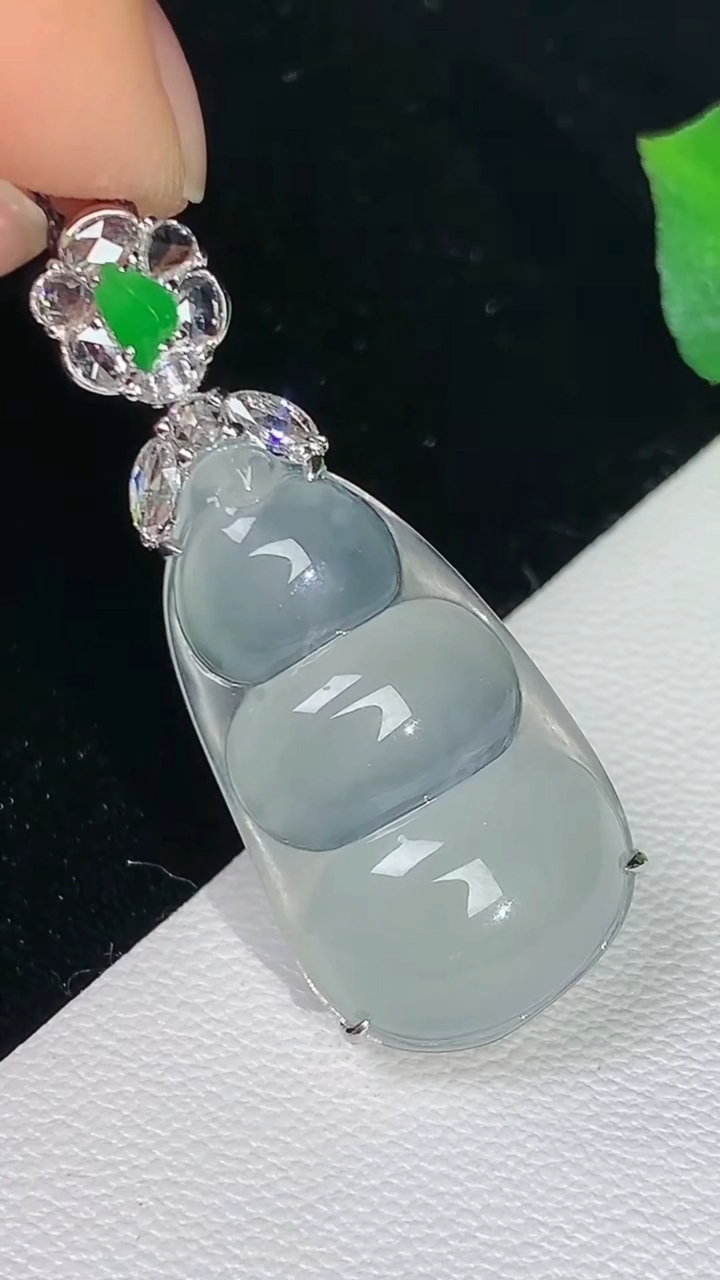 天然A货翡翠白冰福豆吊坠，尺寸35.2-24.6-13.8-8.4，重量:3.96g
8月11日