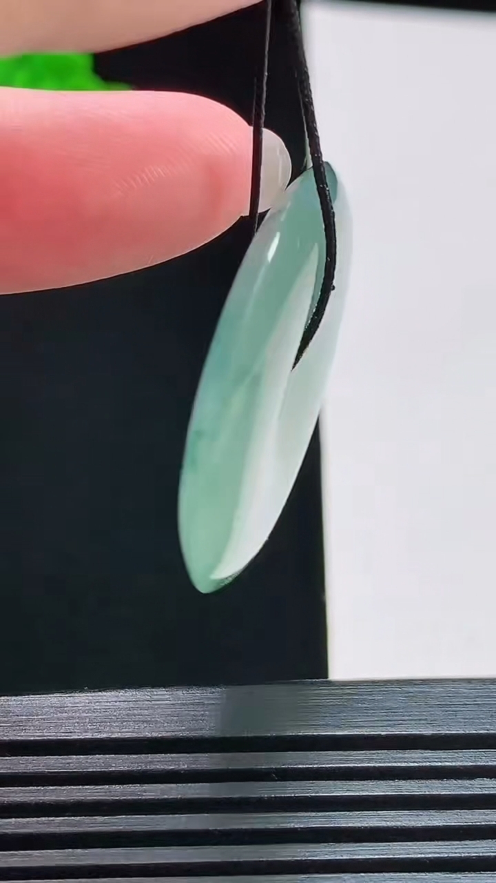 天然A货翡翠种飘花平安扣吊坠，尺寸34.6-5.5 重量:13.16g
8月11日