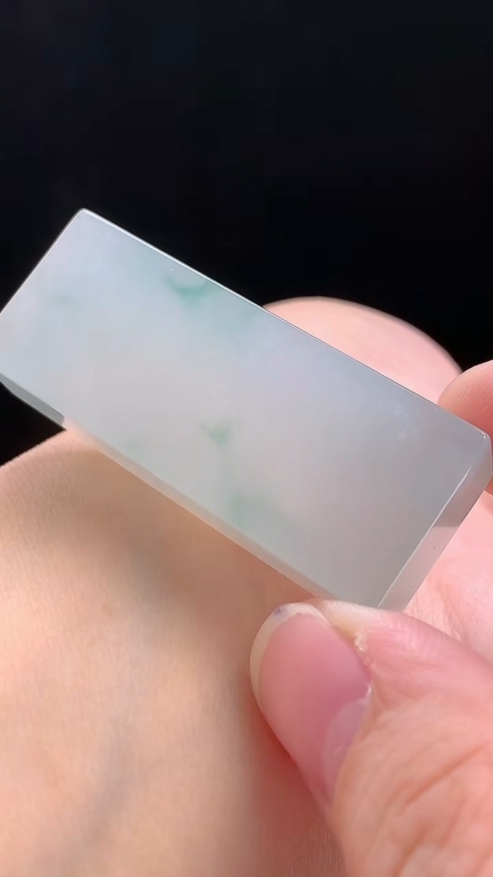 天然A货翡翠种飘花无事牌吊坠，尺寸48-19-12 重量:36.08g
8月11日