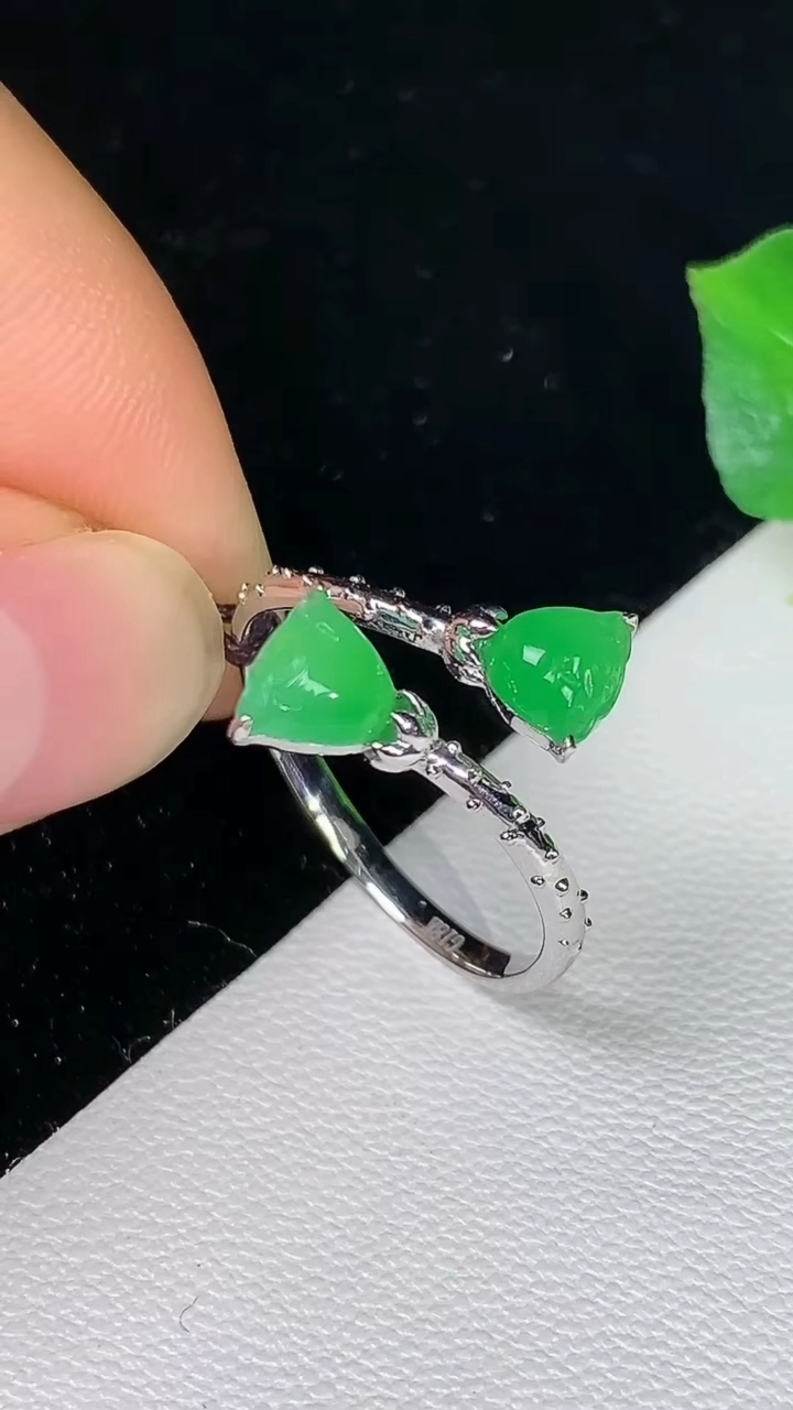 天然A货翡翠莲蓬戒指，尺寸17.3-4.6-5.2，重量:2.00g2026年8月11日
工厂直销收