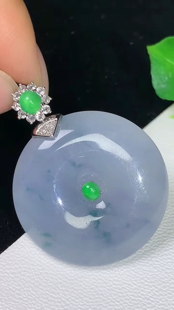 天然A货翡翠k金紫罗兰 飘花平安扣吊坠，尺寸27.3-7，重量:11.83g
8月11日