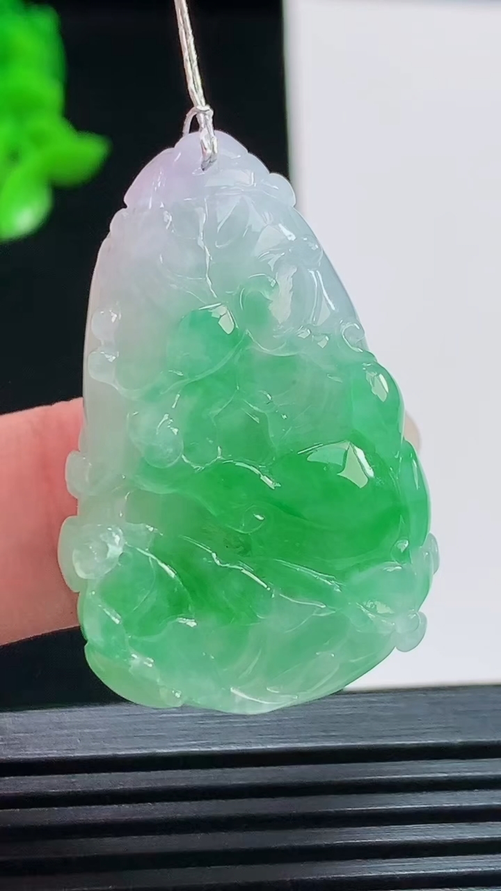 天然A货翡翠白菜吊坠，尺寸36.6-23.6-10.6 重量:15.32g
8月11日