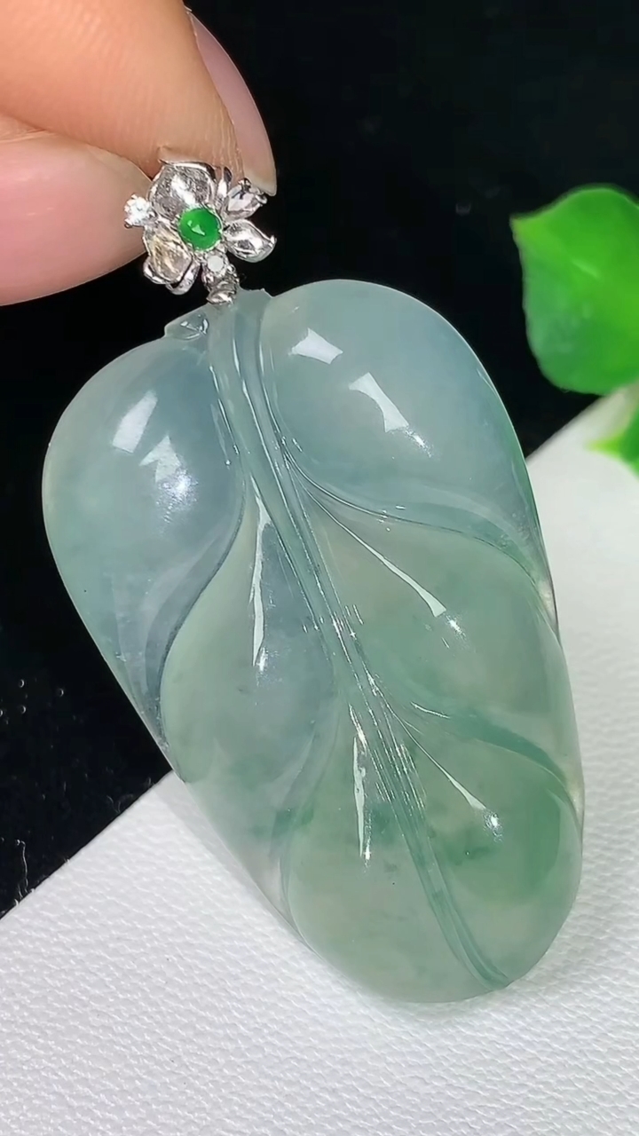 天然A货翡翠飘花金枝玉叶 叶子吊坠，尺寸38.4-24.6-5.6，重量:10.00g
8月11日