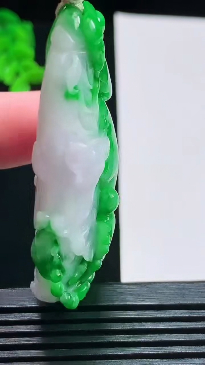 天然A货翡翠白菜吊坠，尺寸58.6-29.5-15 重量:37.01g
8月11日