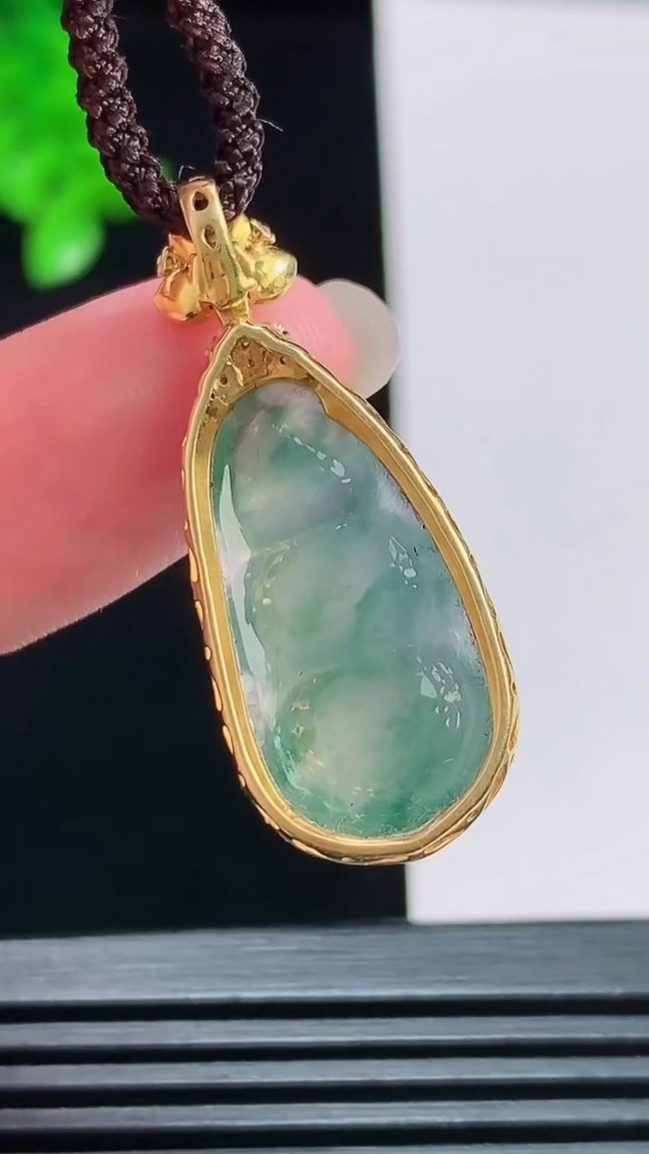 天然A货翡翠种飘花福豆吊坠，尺寸34-13.6-8.8，裸石22-12 重量:4.08g
8月11日
