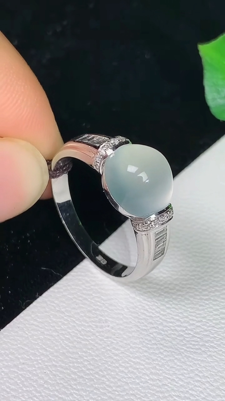 天然A货翡翠白冰蛋面戒指，尺寸17.2-8.4-8，重量:3.25g2026年8月11日
工厂直销收