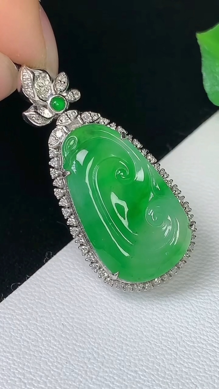 天然A货翡翠如意吊坠，尺寸32.9-15.3-9.9，裸石20.5-12.6，重量:6.01g
8月