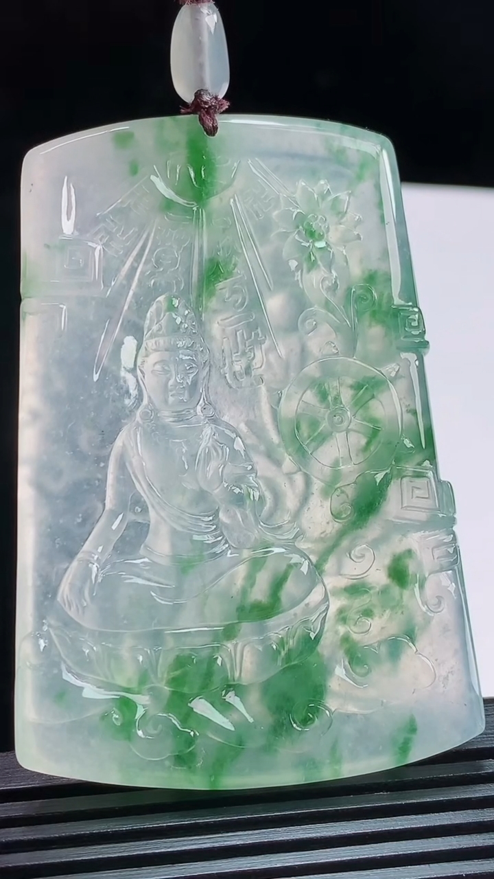 天然A货翡翠观音菩萨吊坠，尺寸66-45-6.3 重量:50.00g
8月11日