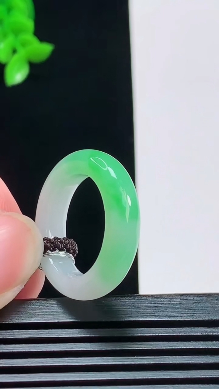 天然A货翡翠玉指环 戒指，尺寸16.8-5.5-4 重量:4.86g2026年8月11日
工厂直销收