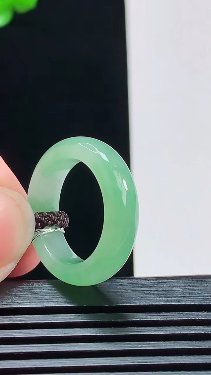 天然A货翡翠玉指环 戒指，尺寸15.8-5.5-4 重量:4.04g2026年8月11日
工厂直销收