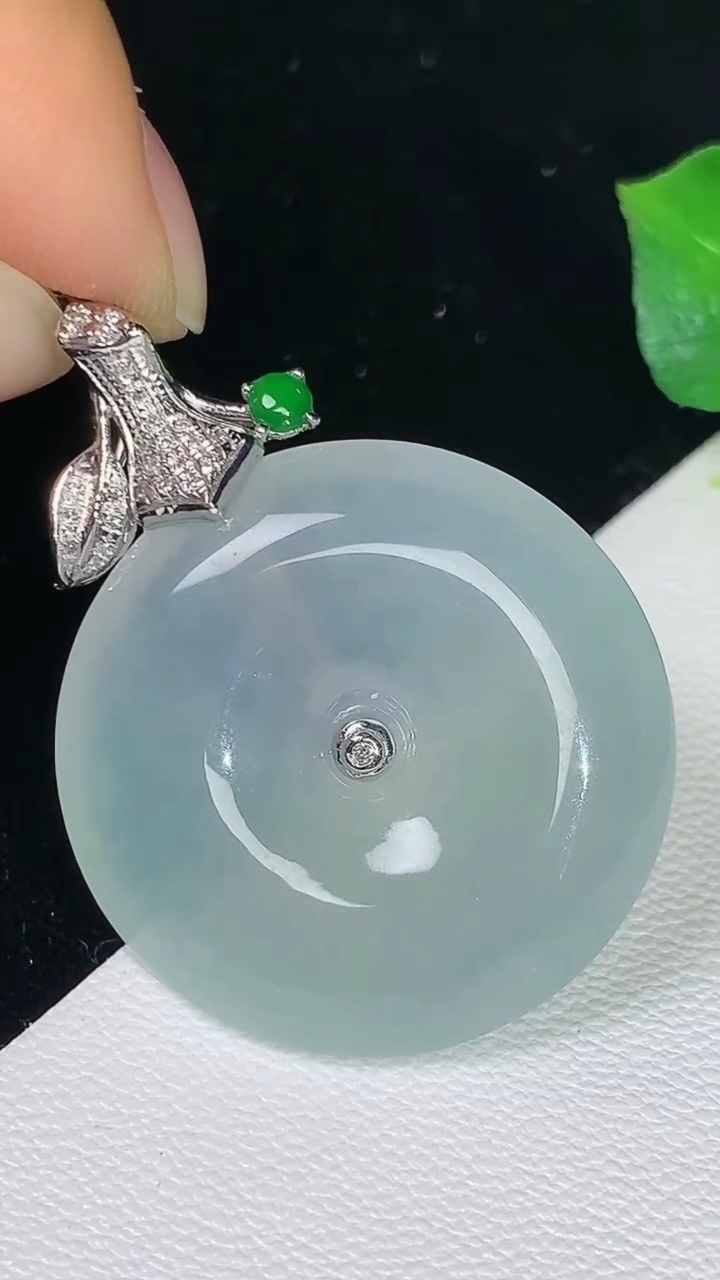 天然A货翡翠白冰平安扣吊坠，尺寸26-6.4，重量:10.02g
8月11日