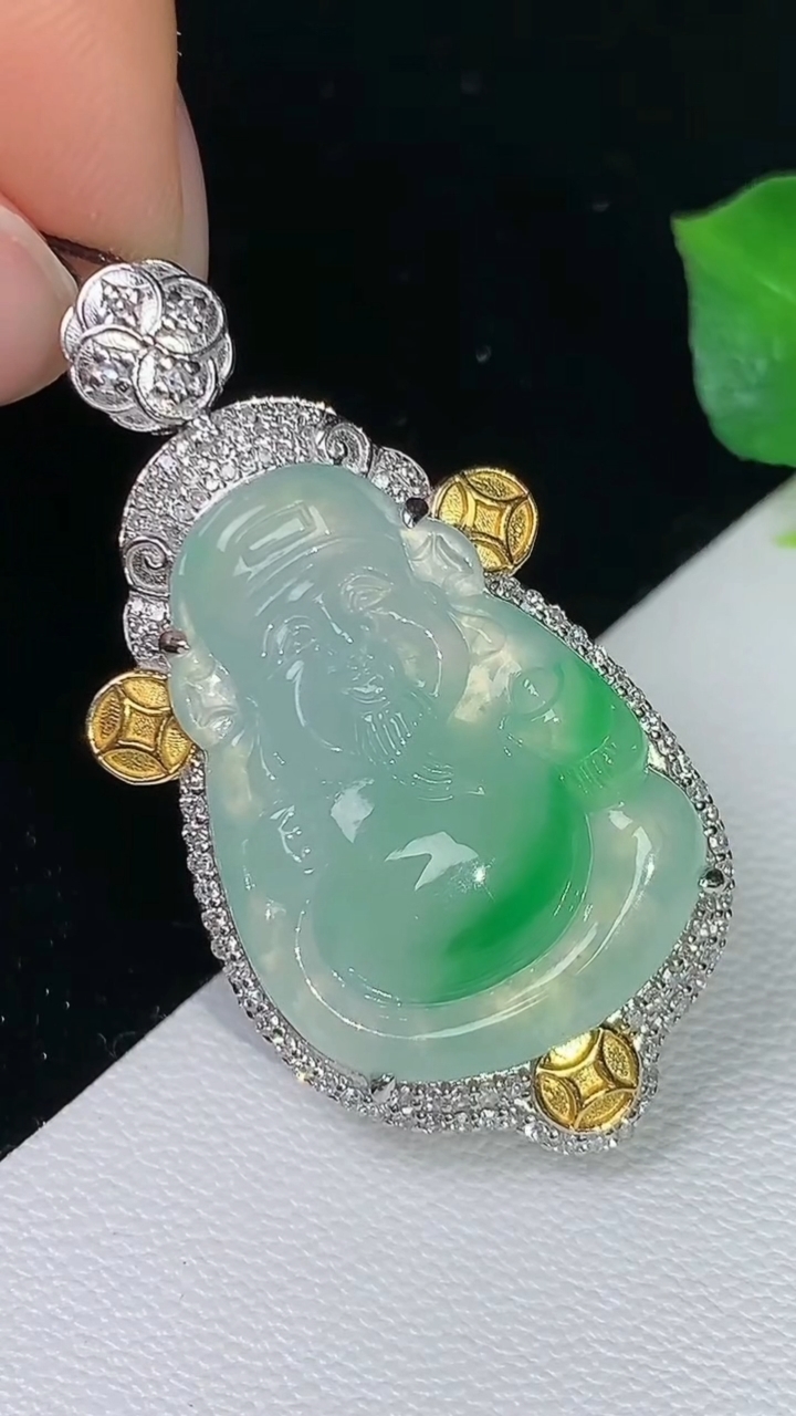 天然A货翡翠财神爷吊坠，尺寸38.9-19.6-7.9，裸石24.4-17.4，重量:7.20g
8