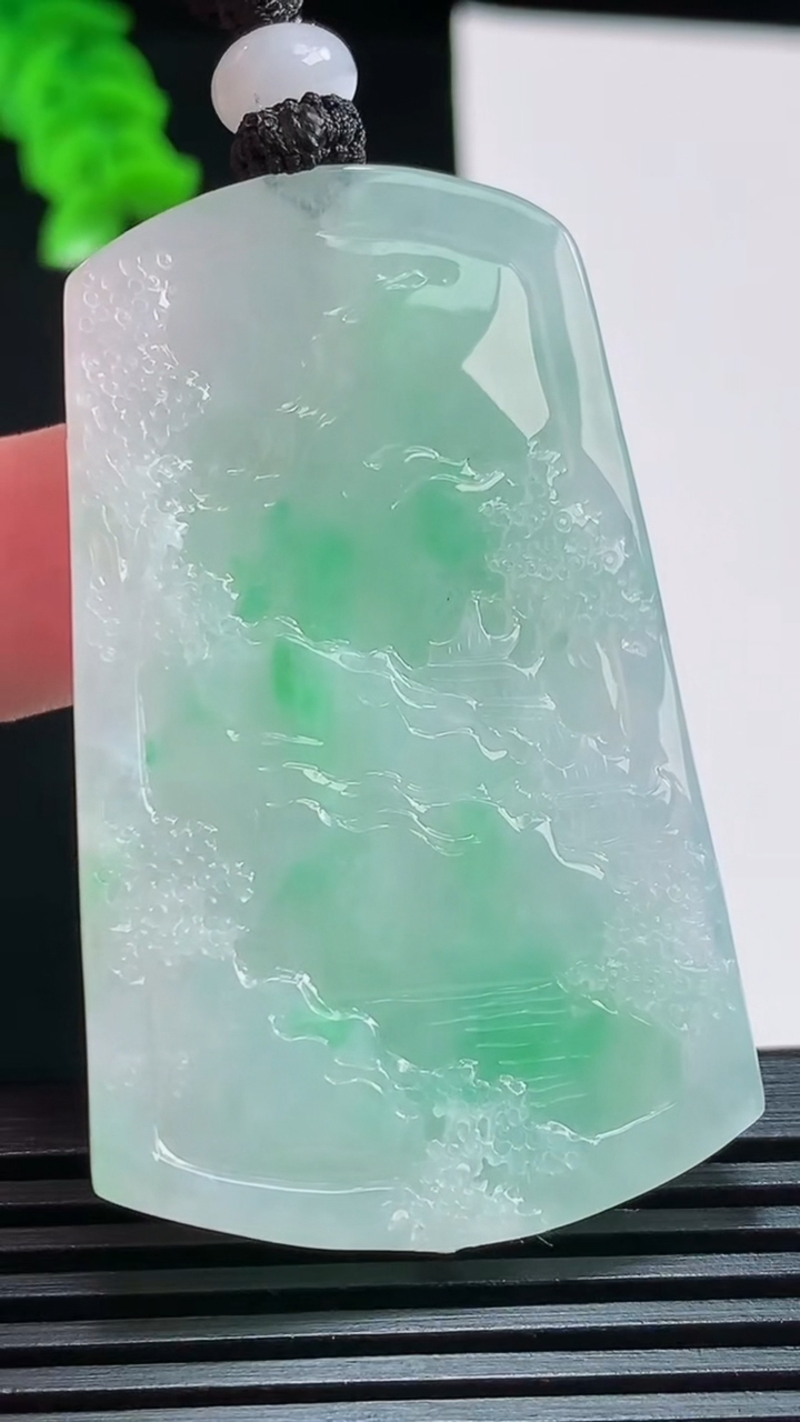 天然A货翡翠山水牌吊坠，尺寸52-33-8.6 重量:32.60g
8月11日