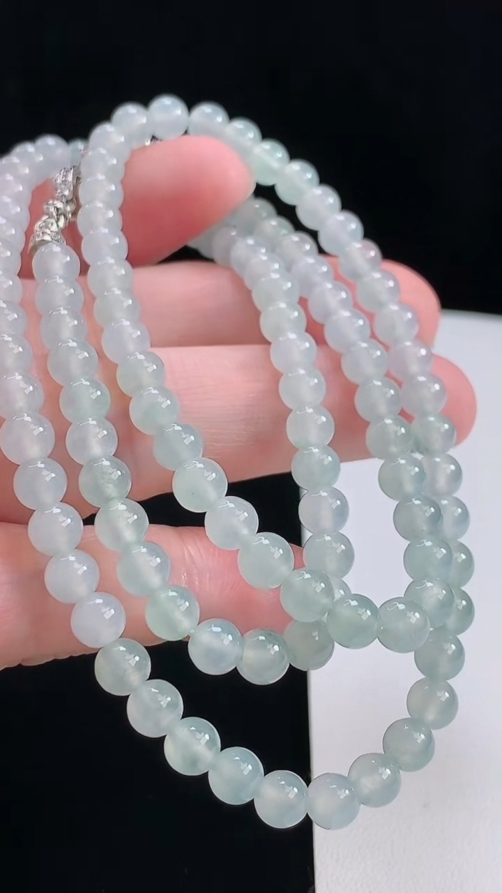 天然A货翡翠圆珠项链，尺寸5.5-108颗 重量:35.18g
8月11日