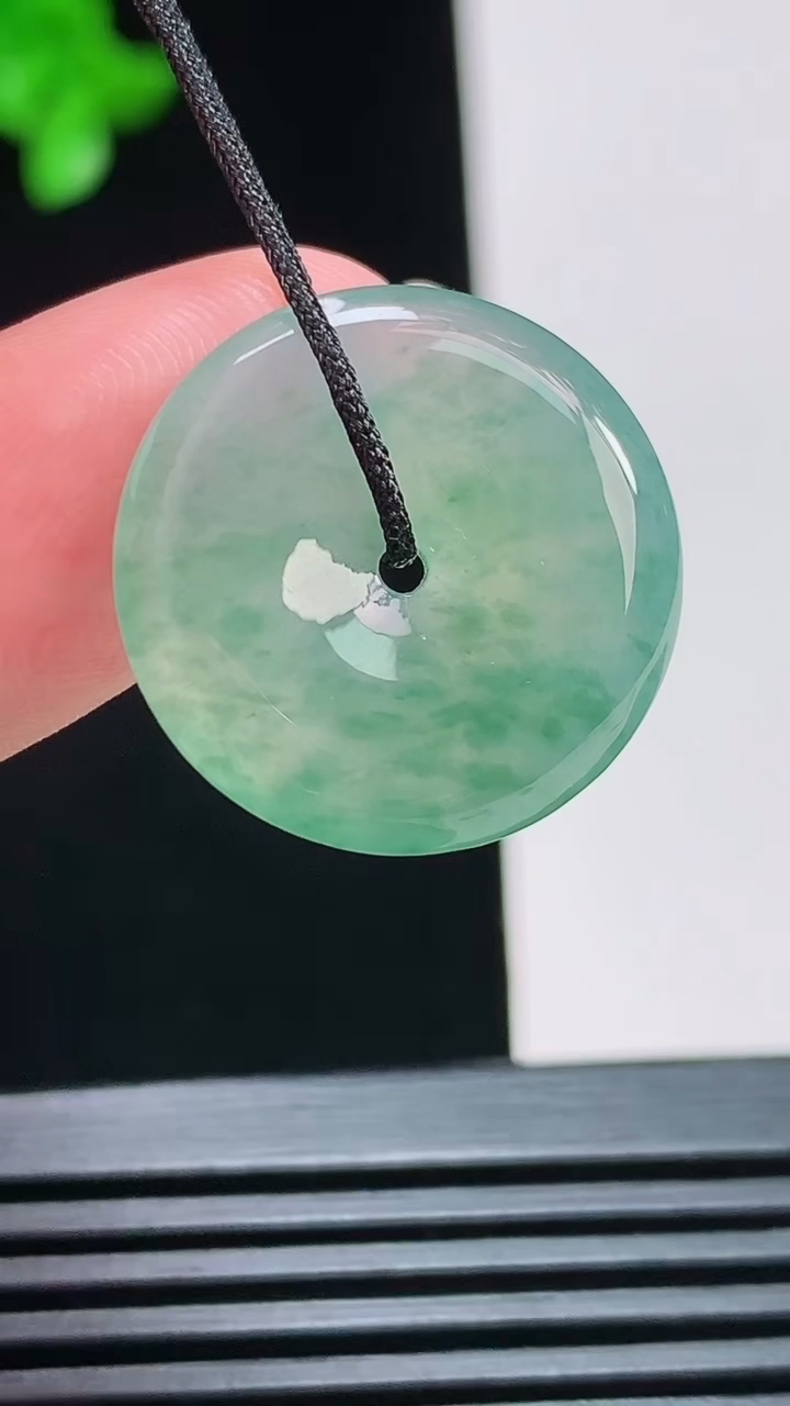 天然A货翡翠冰种飘花平安扣吊坠，尺寸20.5-4 重量:3.44g
8月11日