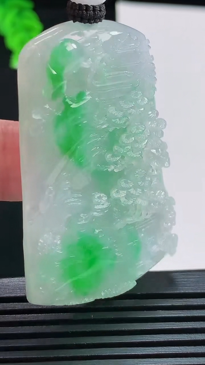 天然A货翡翠山水牌吊坠，尺寸52-33-8.6 重量:32.60g
8月11日