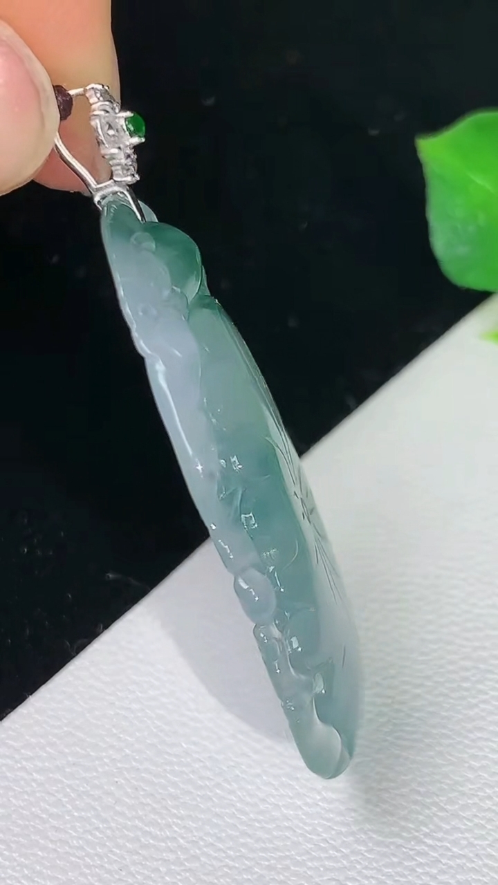 天然A货翡翠飘花荷叶鱼吊坠，尺寸35.8-19.5-4.5，重量:6.52g
8月11日