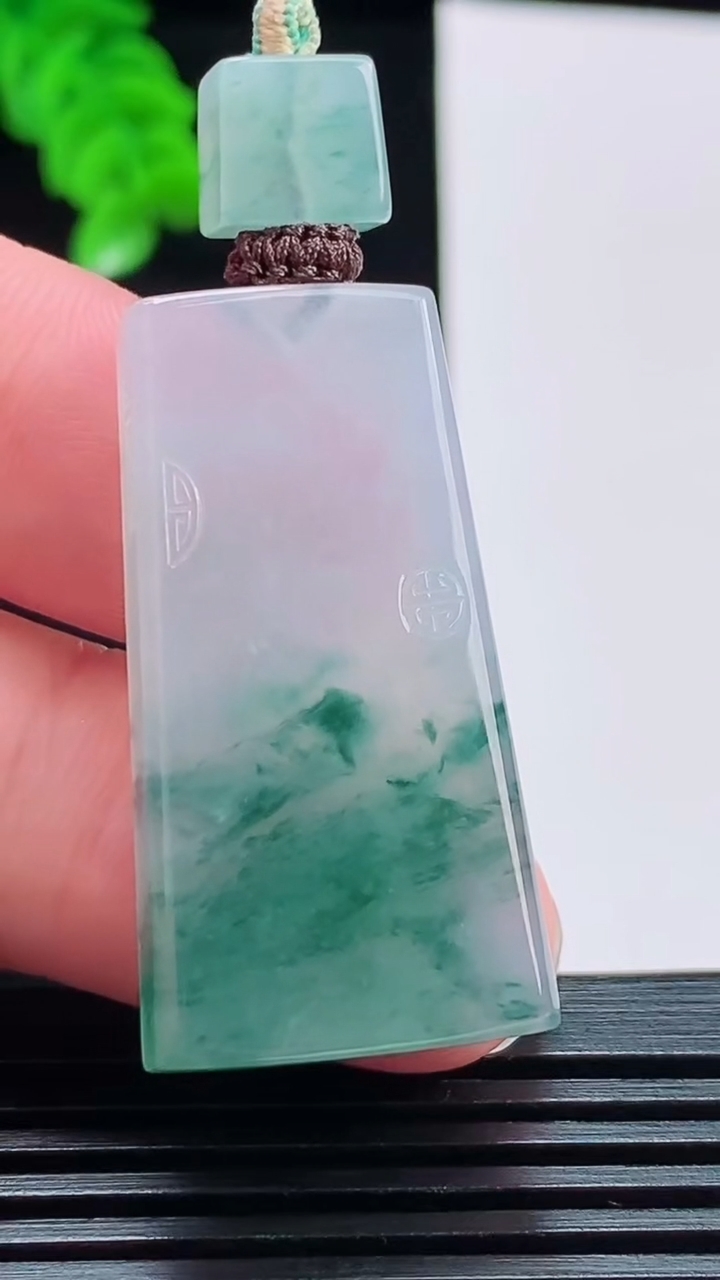 天然A货翡翠种飘花仿古无事牌吊坠，尺寸37-19.5-5.6 重量:13.31g
8月11日