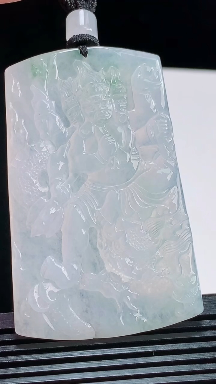天然A货翡翠御龙不动明王吊坠，尺寸61.8-39.5-5，重量:33.69g
8月11日