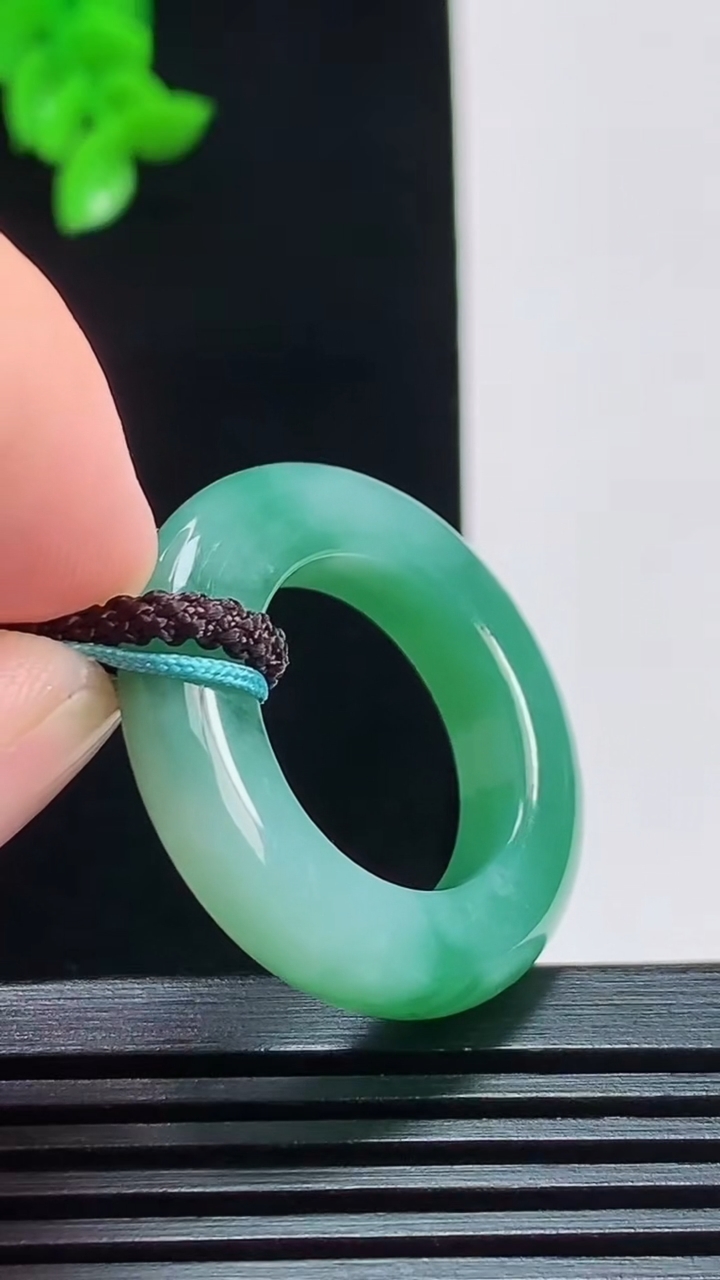 天然A货翡翠玉指环 戒指，尺寸17.8-5.2-5.6 重量:7.47g2026年8月11日
工厂直销收藏佳品,种好水足，色泽均匀，有种有色，上手高大气！