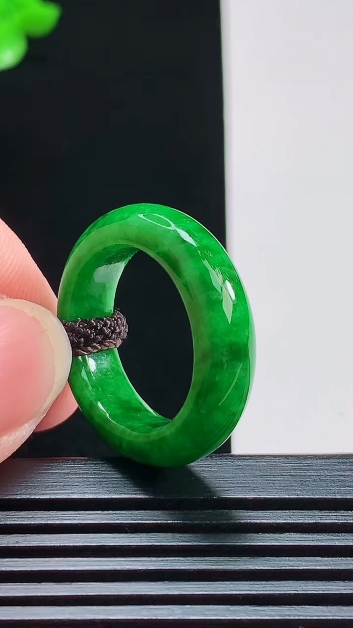 天然A货翡翠玉指环 戒指，尺寸17-6-4 重量:5.25g2026年8月11日
工厂直销收藏佳品,
