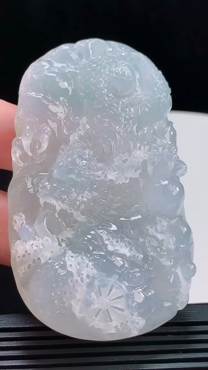 天然A货翡翠龙牌吊坠，尺寸79-45.8-16.5，重量:103.51g
8月11日
