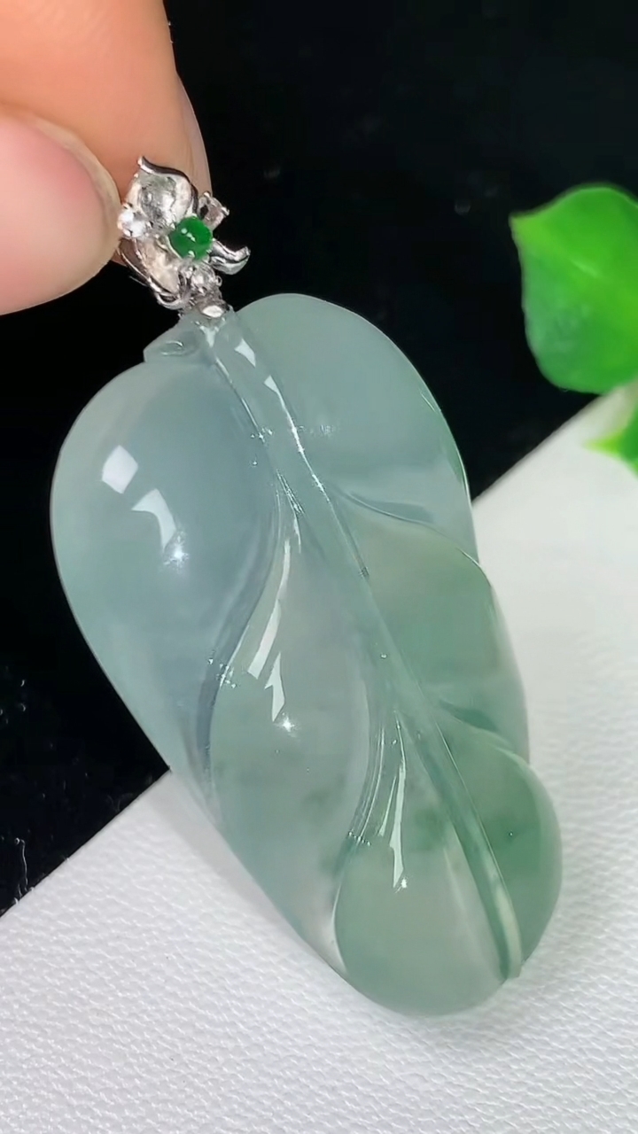 天然A货翡翠飘花金枝玉叶 叶子吊坠，尺寸38.4-24.6-5.6，重量:10.00g
8月11日
