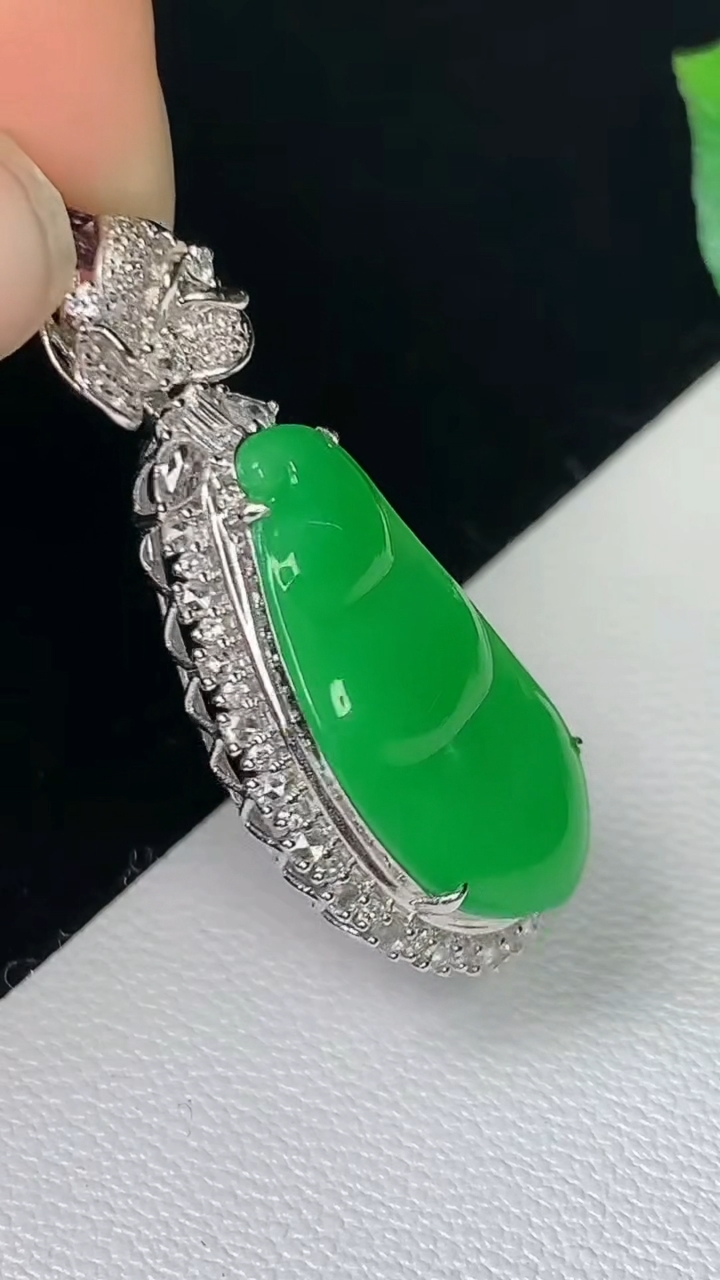 天然A货翡翠福豆吊坠，尺寸29.4-12.7-7，裸石19.4-9.6，重量:3.00g
8月11日