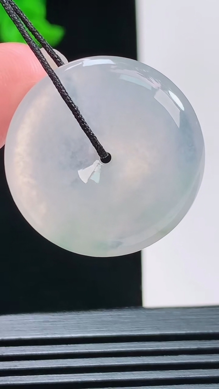 天然A货翡翠平安扣吊坠，尺寸27-5.8 重量:8.94g
8月11日