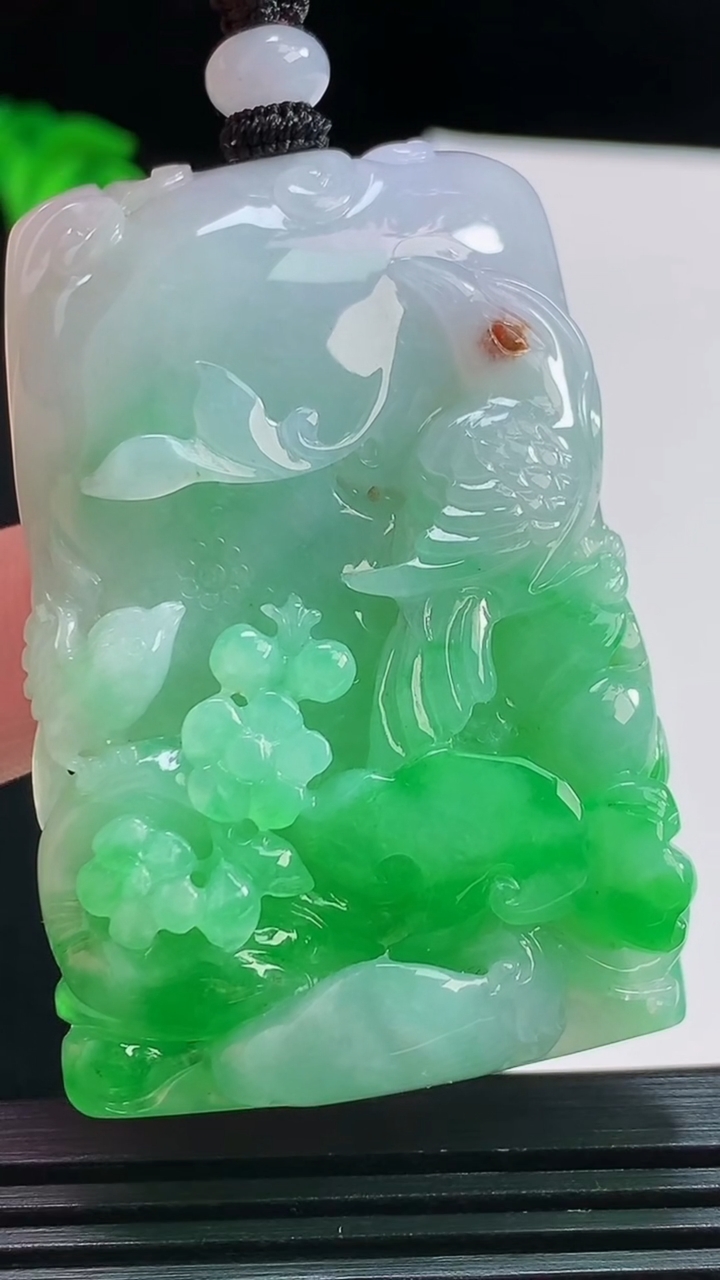 天然A货翡翠英明神武 鹦鹉吊坠，尺寸54-36-12 重量:53.38g
8月11日