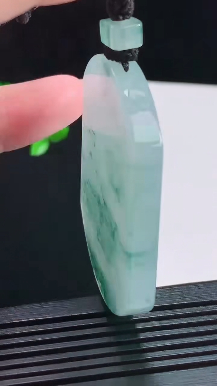 天然A货翡翠种飘花无事牌吊坠，尺寸54-44-5.8 重量:44.80g
8月11日
