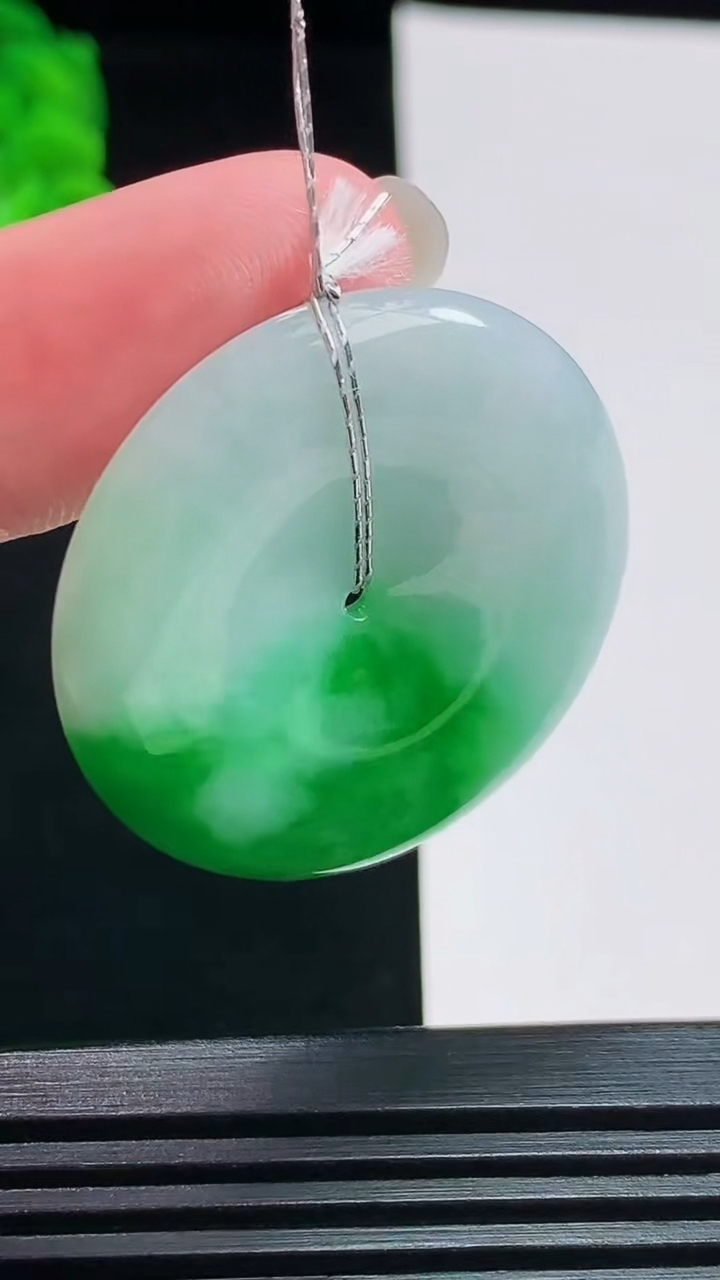 天然A货翡翠平安扣吊坠，尺寸33-5.5 重量:12.57g
8月11日