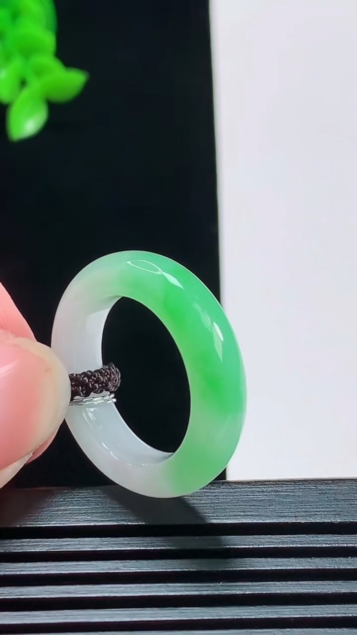 天然A货翡翠玉指环 戒指，尺寸16.8-5.5-4 重量:4.86g2026年8月11日
工厂直销收藏佳品,种好水足，色泽均匀，有种有色，上手高大气！