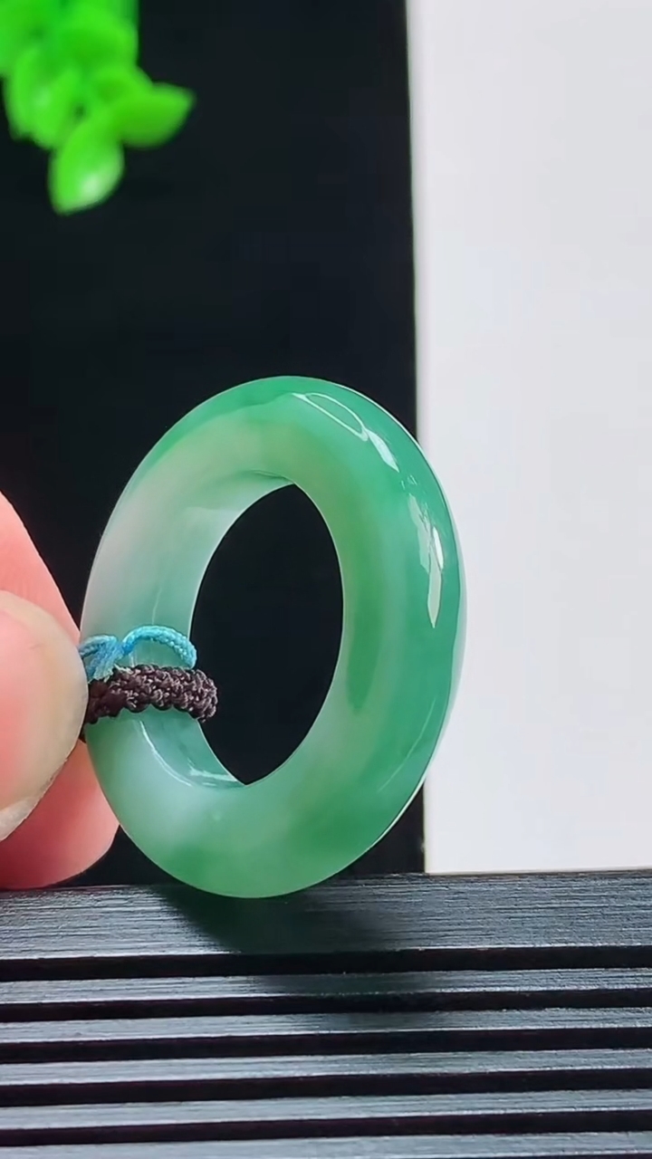 天然A货翡翠玉指环 戒指，尺寸17.8-5.2-5.6 重量:7.47g2026年8月11日
工厂直