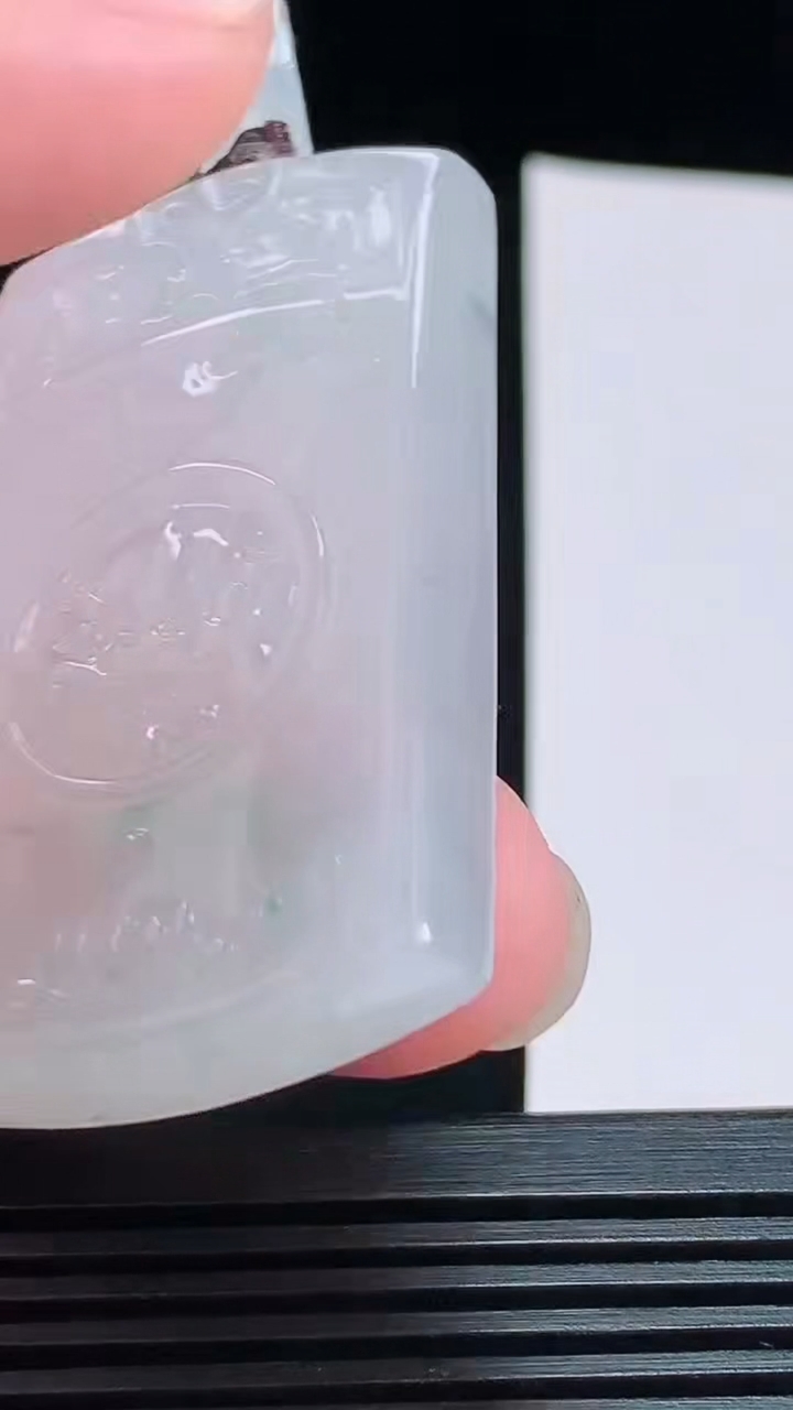 天然A货翡翠种飘花仿古无事牌吊坠，尺寸51-32-5.5 重量:26.09g
8月11日