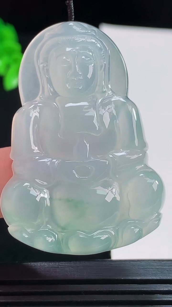 天然A货翡翠种飘花正装观音吊坠，尺寸49-34-5.6 重量:17.15g
8月11日