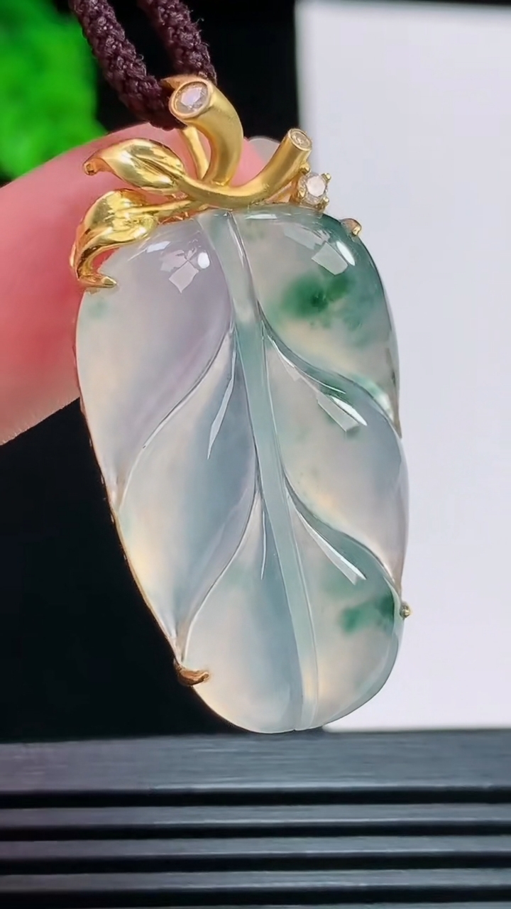 天然A货翡翠种飘花金枝玉叶 叶子吊坠，尺寸41.6-21-6，裸石33-20.5 重量:7.33g
8月11日