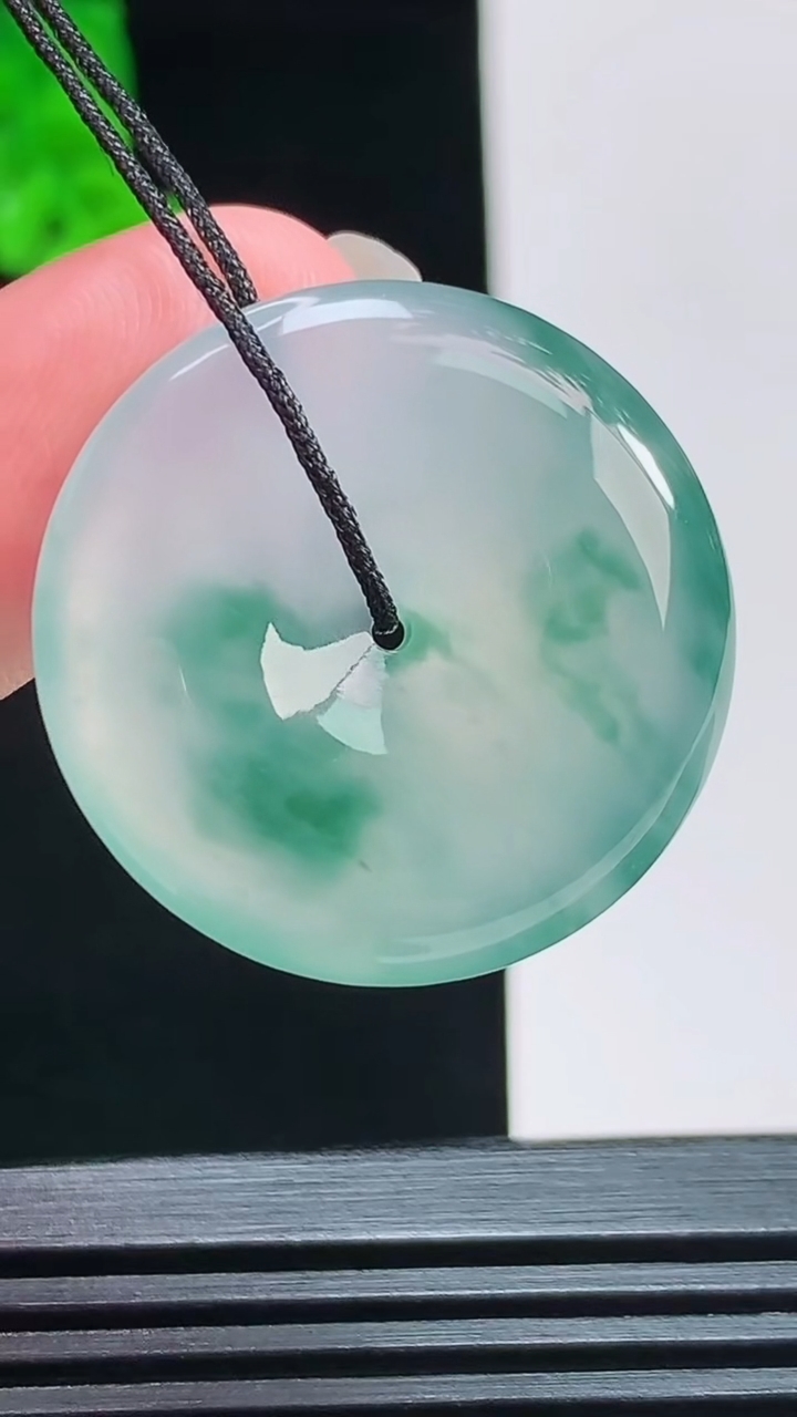 天然A货翡翠种飘花平安扣吊坠，尺寸28-5.5 重量:9.14g
8月11日