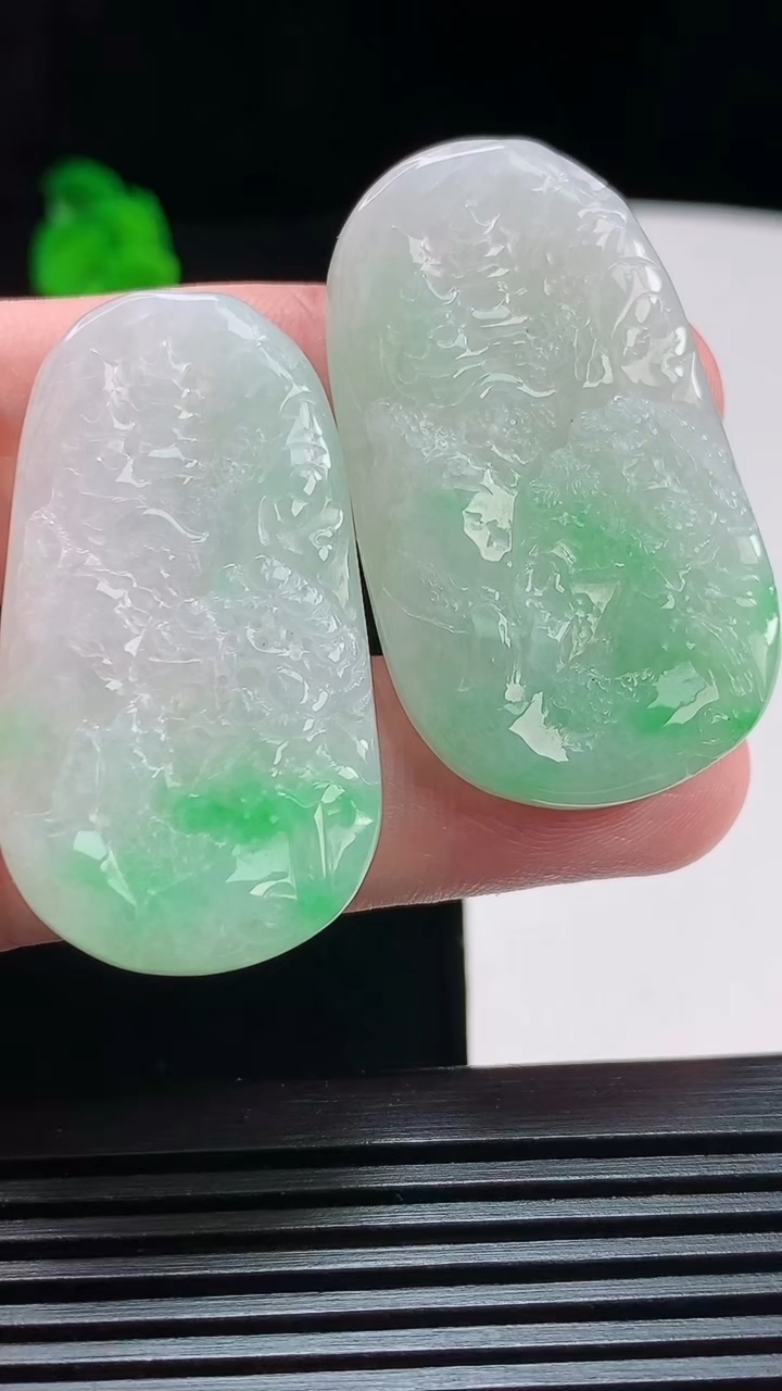 天然A货翡翠山水牌吊坠一对，尺寸42-22.6-5.2 重量:26.61g H172
8月11日