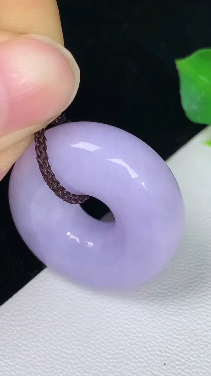 天然A货翡翠紫罗兰平安环吊坠，尺寸27.3-9.5，重量:14.00g
8月11日
