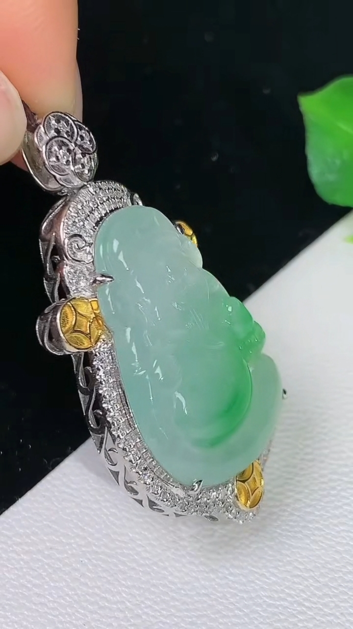 天然A货翡翠财神爷吊坠，尺寸38.9-19.6-7.9，裸石24.4-17.4，重量:7.20g
8月11日
