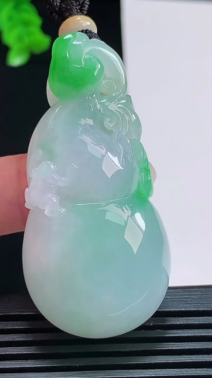 天然A货翡翠葫芦吊坠，尺寸55-27-12.5 重量:34.90g
8月11日