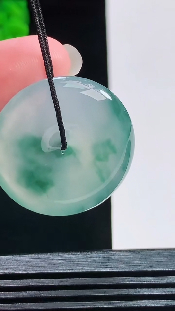 天然A货翡翠种飘花平安扣吊坠，尺寸28-5.5 重量:9.14g
8月11日