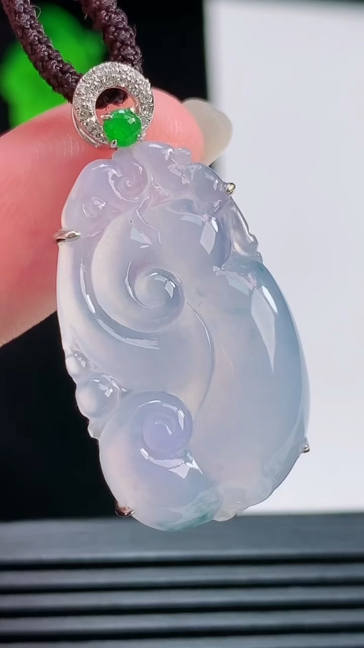 天然A货翡翠种紫罗兰 飘花如意吊坠，尺寸35-18-6.2，裸石28-18 重量:4.95g
8月1