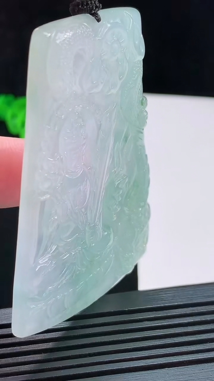 天然A货翡翠祥龙虚空藏菩萨吊坠，尺寸68-46-5.8 重量:40.56g
8月11日