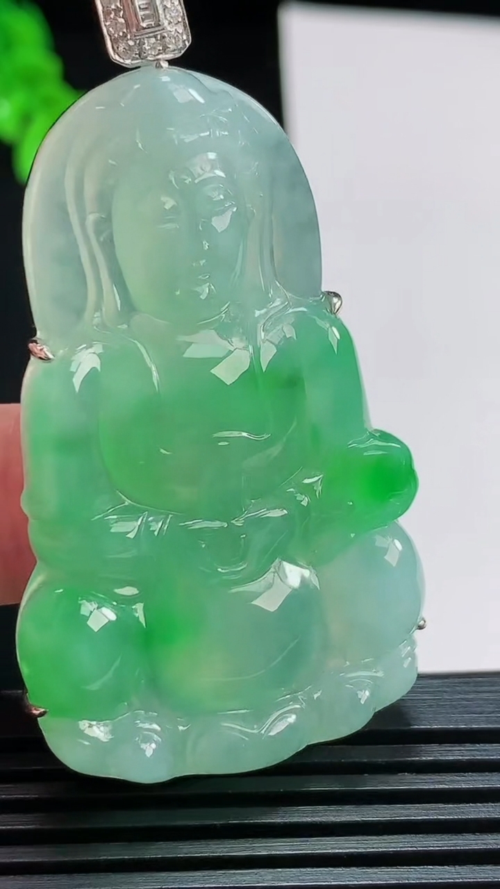 天然A货翡翠正装观音吊坠，尺寸59-31-8.5，裸石51-31 重量:19.51g
8月11日