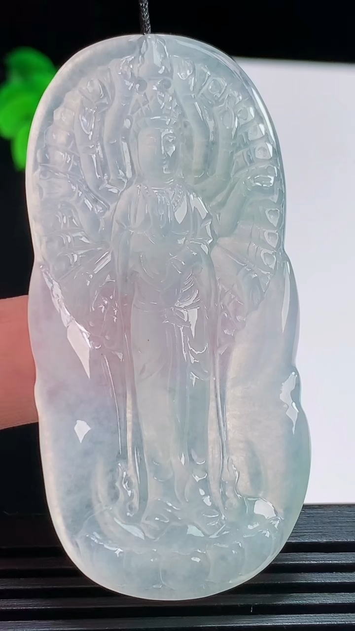 天然A货翡翠千手观音菩萨吊坠，尺寸63-29.6-5 重量:21.28g
8月11日