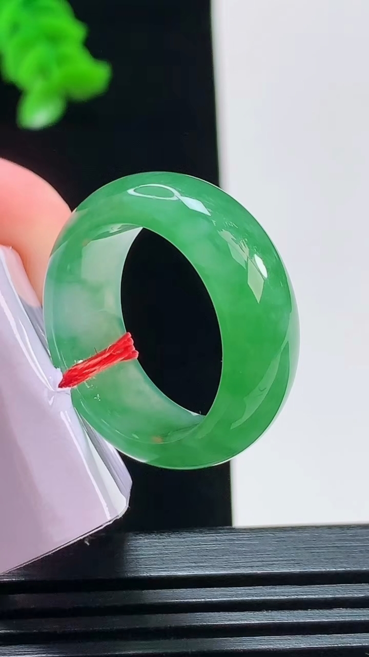 天然A货翡翠玉指环 戒指，尺寸18.2-8.2-4 重量:7.72g2026年8月11日
工厂直销收