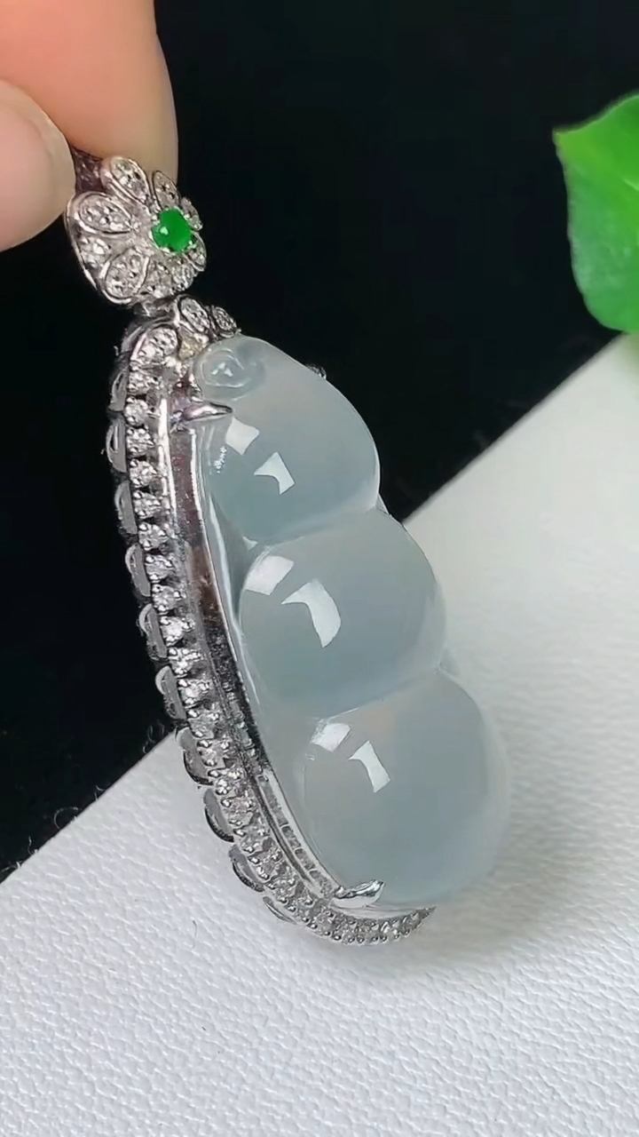 天然A货翡翠白冰福豆吊坠，尺寸38-15-10.4，裸石26.7-12.3，重量:5.17g
8月11日，重量:5.17g