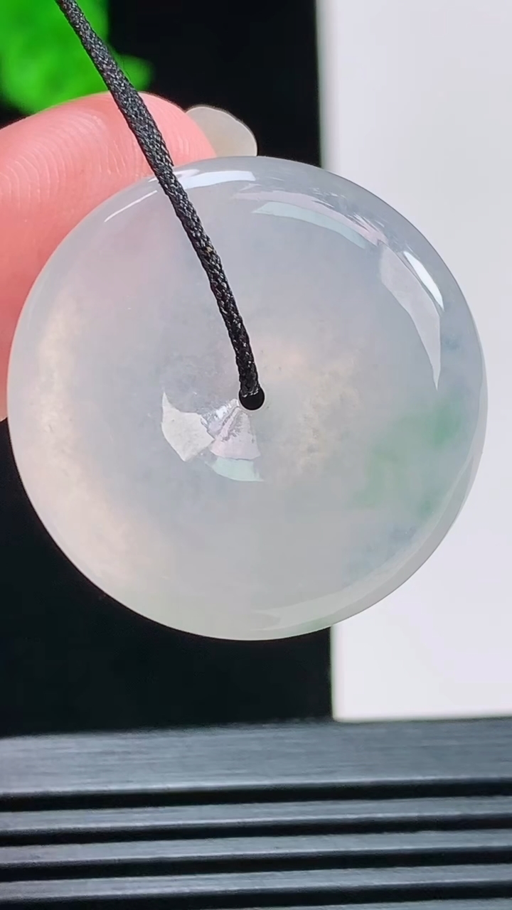 天然A货翡翠平安扣吊坠，尺寸27-5.8 重量:8.94g
8月11日